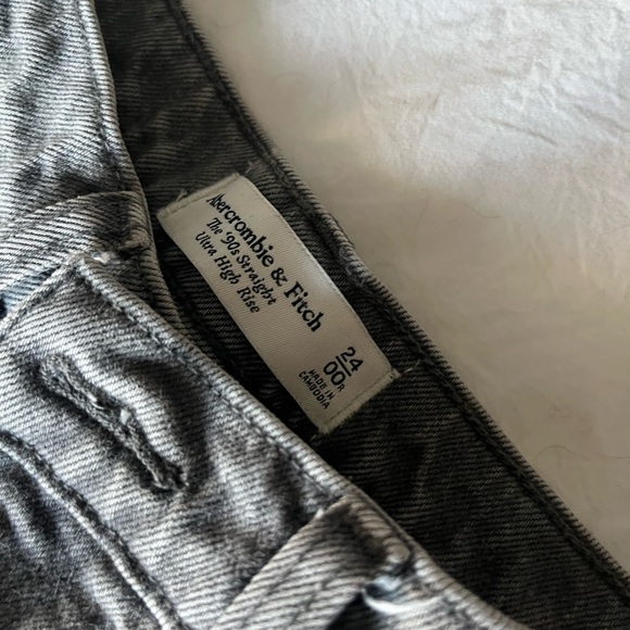 Abercrombie & Fitch
The 90s Straight Ultra High Rise Jeans - Picture 3 of 4